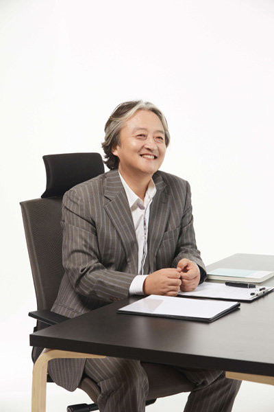 이상규 인터파크 대표이사는 “4차 산업혁명은 인간의 라이프스타일과 관련된 전 소비 산업을 유통으로 모이게 하는 혁신을 만들 것이고, 기존 유통의 틀을 허물고 기업이 소비자의 일상과 깊숙이 공유하는 변화에 나서야 한다”며 “구매 이력과 연계 상품 검색 중심의 한층 업그레이드된 챗봇 추천 서비스와 더욱 빠르고 정교한 제품 비교 검색 알고리즘을 제공함으로써, 대한민국 최고의 ‘대화명 커머스’ 기업으로 발돋움 할 것”이라고 했다. 사진제공 l 인터파크