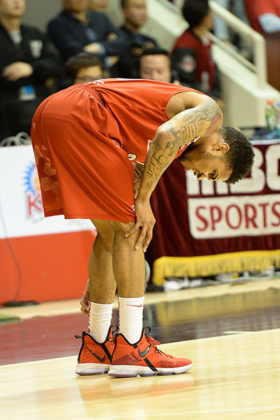 KGC 키퍼 사익스가 22일 안양체육관에서 벌어진 삼성과의 챔프 1차전 도중 다친 왼쪽 발목을 만지고 있다. 결국 KGC는 30일 챔프 5차전에 앞서 사익스를 마이클 테일러로 교체하기로 결정했다. 사진제공 | KBL