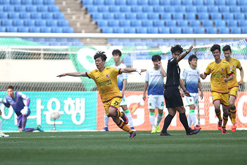 광주 여봉훈이 30일 광주월드컵경기장에서 벌어진 전북과의 K리그 클래식(1부리그) 8라운드 홈경기 전반 추가시간에 선제 결승골을 터트린 뒤 두 팔을 활짝 벌린 채 세리머니를 펼치고 있다. 광주는 이 골을 끝까지 잘 지켜 선두 전북에 8경기 만에 첫 패배를 안겼다. 사진제공 | 한국프로축구연맹