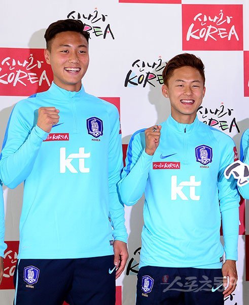 1일 경기도 파주 NFC에서 진행된 U-20 대표팀의 미디어데이에 참석한 백승호(왼쪽)가 파이팅을 외치며 환하게 웃고 있다. 그는 간절한 마음으로 U-20 월드컵에 나서겠다는 다부진 의지를 전했다. 파주 ｜ 김민성 기자  marineboy@donga.com