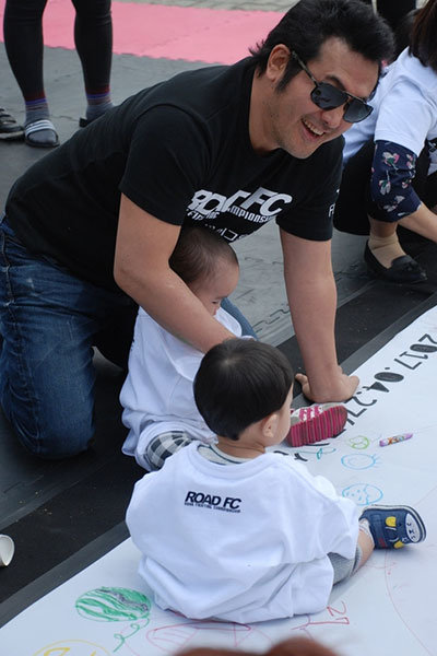 ROAD FC 사랑♡나눔 프로젝트에 참가한 김보성이 심향영육아원 아이들과 함께 즐거운 시간을 보내고 있다. 김보성은 아이들 선물로 인형 100개와 속옷 100개를 직접 준비했다. 사진제공｜ROAD FC