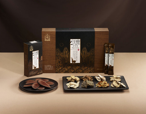 KGC인삼공사는 최근 확산되고 있는 ‘헬시 럭셔리’ 트렌드에 힘입어 홍삼과 녹용이 함유된 프리미엄 브랜드인 ‘천녹’ 브랜드를 지난 3월 선보였다. 뉴질랜드 정부기관을 통해 60여 가지 질병확인 테스트를 통과한 녹용을 수입, 총 8단계에 이르는 품질관리를 통해 제품화했다. 사진제공 l KGC인삼공사