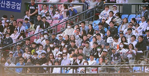 6일 잠실야구장에서 ‘2017 타이어뱅크 KBO 리그‘ 두산베어스와 LG트윈스의 경기가 열렸다. 중국발 짙은 황사의 영향으로 전국의 미세먼지 농도가 최고치인 가운데 야구팬들이 마스크를 쓰고 경기를 관람하고 있다. 잠실 | 김진환 기자 kwangshin00@donga.com