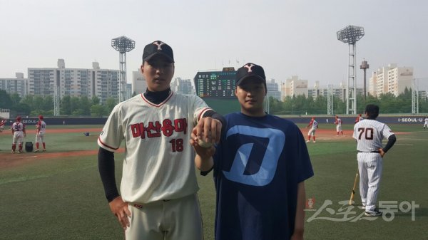 11일 목동구장에서 율곡고를 꺾고 황금사자기 8강행 티켓을 따낸 마산용마고 원투펀치 이승헌(왼쪽)~이채호. 목동 | 고봉준 기자 shutout@donga.com