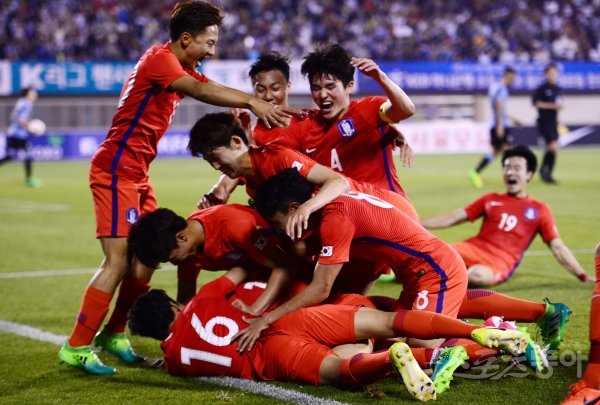 U-20 한국 월드컵 대표팀이 11일 청주 종합운동장에서 우루과이와 평가전을 가졌다. 한국 강지훈이 골을 성공시킨 뒤 동료들의 환영을 받고 있다. 청주 | 김민성 기자 marineboy@donga.com