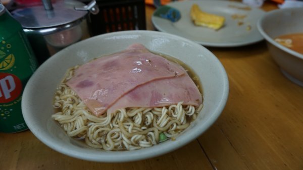 소호 주민의 아침을 책임진 터줏대감 맛집 란퐁유엔의 햄 누들. 라면 비슷한 즉석면에 슬라이스 햄 을 올렸는데, 첫 인상은 평범함을 넘어 부실해 보이기까지 하지만 의외로 중독성 있는 인기 메뉴다. 홍콩|김재범 기자 oldfield@donga.com