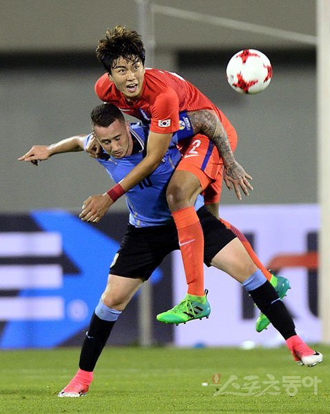 U-20 한국 월드컵 대표팀이 11일 청주 종합운동장에서 우루과이와 평가전을 가졌다. 한국 정태욱이 우루과이 선수와 공중볼을 다투고 있다. 청주 | 김민성 기자 marineboy@donga.com