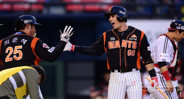 19일 잠실야구장에서 ‘2017 타이어뱅크 KBO 리그’ LG트윈스와 롯데자이언츠의 경기가 열렸다. 4회초 1사 1,2루에서 롯데 번즈가 LG 선발 허프를 상대로 스리런 홈런을 치고 홈에서 최준석(왼쪽)과 하이파이브를 하고 있다. 잠실 | 김진환 기자 kwangshin00@donga.com