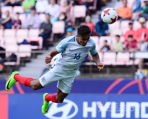 20일 전주월드컵경기장에서 FIFA U-20 월드컵 코리아 2017 조별리그 첫 경기 A조 아르헨티나와 잉글랜드의 경기가 열렸다. 후반 잉글랜드 칼버트-르윈이 다이빙 헤딩슛을 하고 있다. 전주 | 김진환 기자 kwangshin00@donga.com