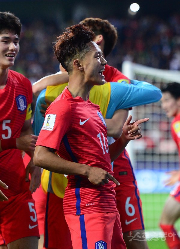 20일 전주월드컵경기장에서 FIFA U-20 월드컵 코리아 2017 조별리그 A조 대한민국과 기니의 공식 개막전이 열렸다. 전반 대한민국 이승우가 첫 골을 성공시킨 후 세리머니를 펼치고 있다. 전주 | 김진환 기자 kwangshin00@donga.com