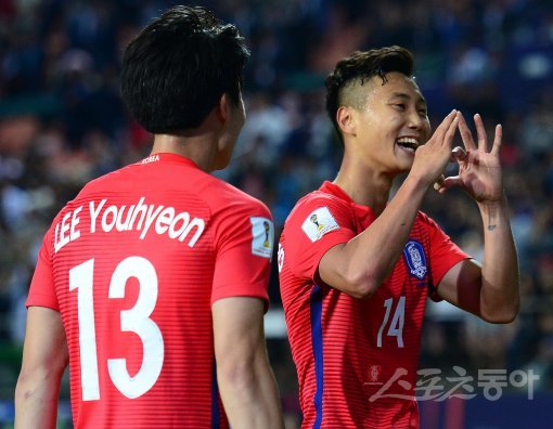 20일 전주월드컵경기장에서 FIFA U-20 월드컵 코리아 2017 조별리그 A조 대한민국과 기니의 공식 개막전이 열렸다. 후반 대한민국 백승호(오른쪽)가 팀의 세 번째 골을 성공시킨 후 팬들을 향해 하트 포즈를 취하고 있다. 전주 | 김진환 기자 kwangshin00@donga.com