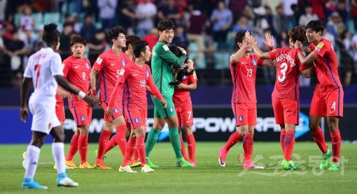 20일 전주월드컵경기장에서 열린 FIFA U-20 월드컵 코리아 2017 조별리그 A조 대한민국과 기니의 공식 개막전에서 대한민국이 3-0 승리를 거뒀다. 경기 후 대한민국 대표팀 선수들이 기쁨을 나누고 있다. 전주 | 김진환 기자 kwangshin00@donga.com