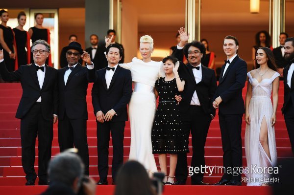 변희봉(맨 왼쪽), 틸다 스윈튼, 안서현, 봉준호(왼쪽에서 네 번째부터 차례로) 등 제70회 칸 국제영화제 경쟁부문에 초청된 영화 ‘옥자’의 감독과 배우들이 20일(한국시간) 공식 상영에 앞서 레드카펫을 밟고 있다. 사진=ⓒGettyimages이매진스
