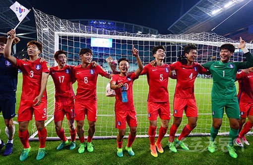 20일 전주월드컵경기장에서 열린 FIFA U-20 월드컵 코리아 2017 조별리그 A조 대한민국과 기니의 공식 개막전에서 대한민국이 3-0 승리를 거뒀다. 경기 후 대한민국 대표팀 선수들이 붉은악마와 함께 기쁨을 나누고 있다. 전주 | 김진환 기자 kwangshin00@donga.com