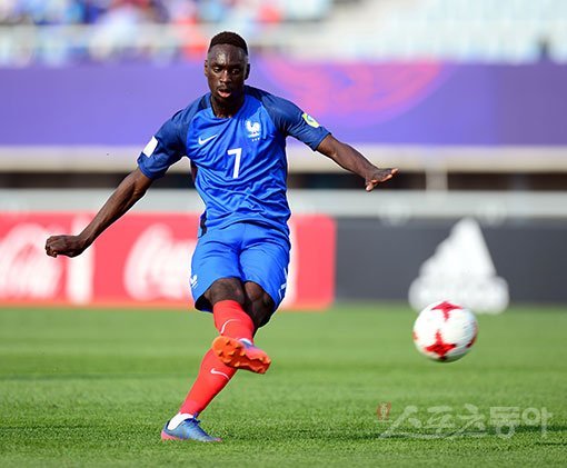 22일 천안종합운동장에서 ‘2017 FIFA U-20 월드컵‘ 프랑스와 온두라스의 E조 예선 경기가 열렸다. 프랑스 장-케빈 오귀스탱(7)이 프리킥 골을 성공시키고 있다. 천안 | 김민성 기자 marineboy@donga.com