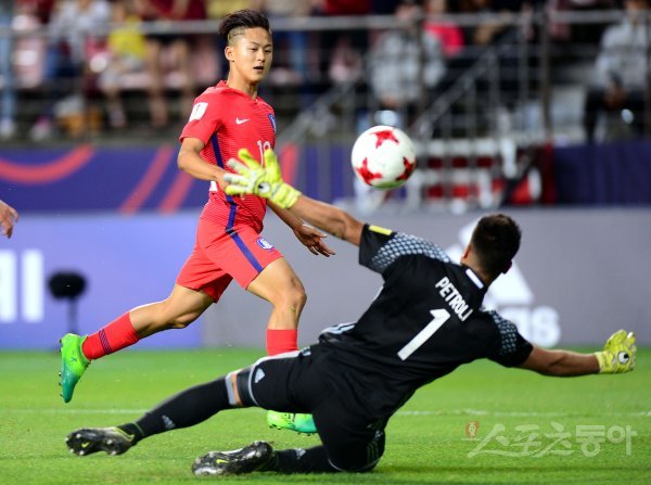 23일 전주월드컵경기장에서 ‘2017 FIFA U-20 월드컵’ 한국과 아르헨티나의 A조 예선 경기가 열렸다. 한국 이승우가 골을 성공시키고 있다. 전주 | 김민성 기자 marineboy@donga.com