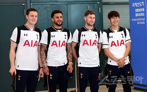 한국선수의 유럽무대 한 시즌 최다골 기록을 경신한 손흥민(오른쪽 끝)이 23일 인천국제공항을 통해 토트넘 동료 3명과 함께 귀국한 뒤 손가락 하트를 그려 보이고 있다. 왼쪽부터 케빈 비머, 카일 워커, 벤 데이비스. 인천국제공항 | 김종원 기자 won@donga.com