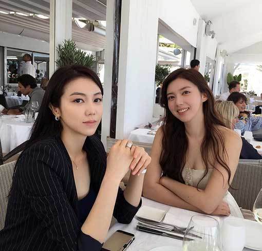 ‘악녀’로 칸을 김옥빈(왼쪽)과 응원차 동행한 채서진 자매. 사진출처|김옥빈 인스타그램