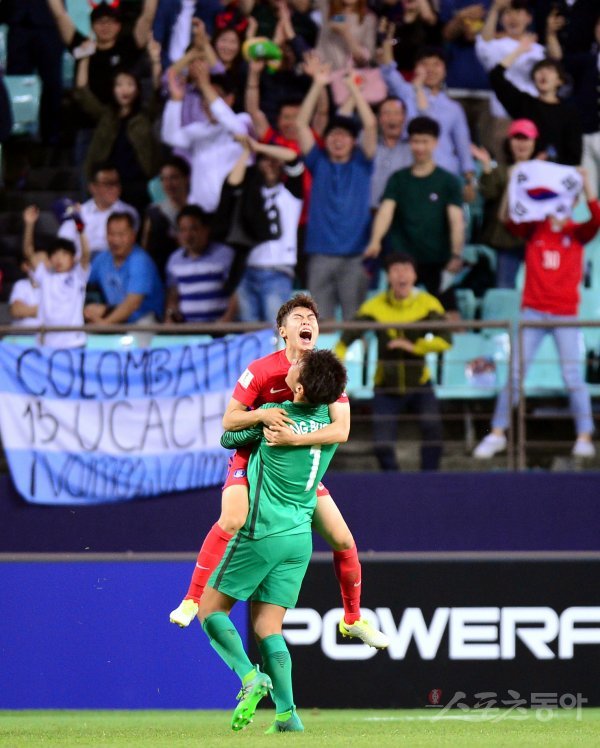 23일 전주월드컵경기장에서 ‘2017 FIFA U-20 월드컵’ 한국과 아르헨티나의 A조 예선 경기가 열렸다. 한국이 아르헨티나에 2-1로 승리한 뒤 선수들이 그라운드에서 기쁨을 나누고 있다. 전주 | 김민성 기자 marineboy@donga.com