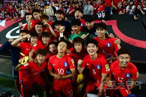 한국 대표팀 선수들이 아르헨티나에 2-1로 승리하며 16강 진출을 확정지은 뒤 팬들과 기념촬영을 하고 있다. 전주 | 김민성 기자 marineboy@donga.com