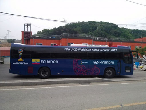 FIFA U-20 월드컵에서 선수단 수송을 위해 사용되는 버스. 사진제공|U-20 월드컵 조직위원회
