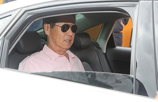 24일 대전 한화생명 이글스파크에서 열릴 `2017 KBO 리그` 한화 이글스와 KIA 타이거즈의 경기에 앞서 사의를 표명한 김성근 감독이 선수단과 인사를 마치고 경기장을 나가고 있다. 사진제공｜스포츠코리아