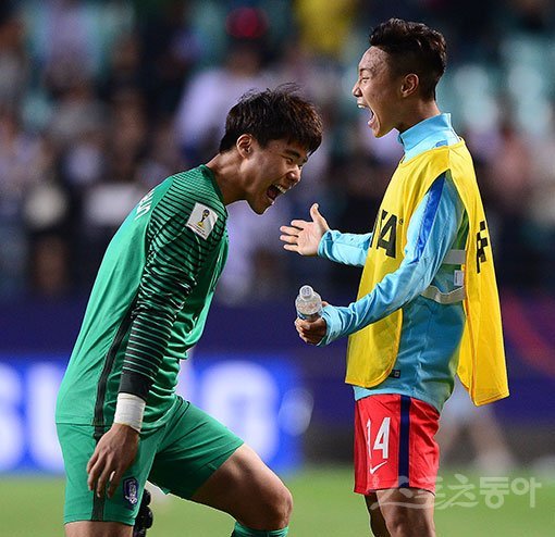 20일 전주월드컵경기장에서 열린 FIFA U-20 월드컵 코리아 2017 조별리그 A조 대한민국과 기니의 공식 개막전에서 대한민국이 3-0 승리를 거뒀다. 경기 후 대한민국 송범근과 백승호(오른쪽)가 환호하고 있다. 전주 | 김진환 기자 kwangshin00@donga.com