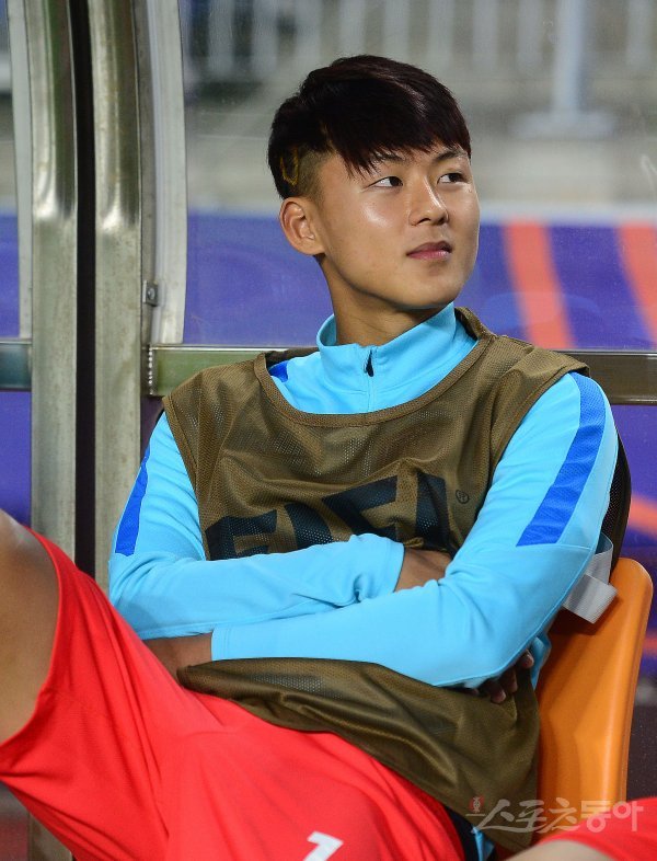 26일 수원월드컵경기장에서 FIFA U-20 월드컵 코리아 2017 조별리그 A조 3차전 대한민국과 잉글랜드의 경기가 열렸다.  

경기를 앞두고 대한민국 이승우가 벤치에서 그라운드를 응시하고 있다. 

수원 | 김진환 기자 kwangshin00@donga.com