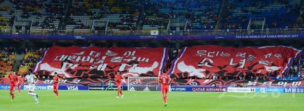 26일 수원월드컵경기장에서 FIFA U-20 월드컵 코리아 2017 조별리그 A조 3차전 대한민국과 잉글랜드의 경기가 열렸다.  

붉은악마가 대형 통천을 이용한 응원을 펼치고 있다.  

수원 | 김진환 기자 kwangshin00@donga.com