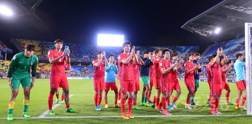 26일 수원월드컵경기장에서 열린 FIFA U-20 월드컵 코리아 2017 조별리그 A조 3차전 대한민국과 잉글랜드의 경기에서 잉글랜드가 1-0으로 승리하며 대한민국은 조 2위로 16강 진출에 성공했다.경기 후 대한민국 선수들이 붉은악마에게 인사를 하고 있다.수원 | 김진환 기자 kwangshin00@donga.com