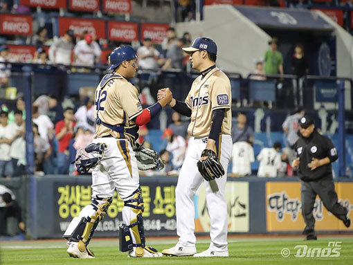 NC 김태군(왼쪽). 사진제공｜NC 다이노스