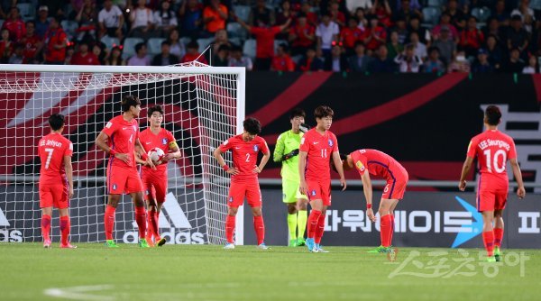 30일 천안종합동장에서 ‘2017 FIFA U-20 월드컵’ 한국과 포르투갈의 16강 경기가 열렸다. 포르투갈에게 실점을 허용한 한국 대표팀 선수들이 아쉬워하고 있다. 천안 | 김민성 기자 marineboy@donga.com