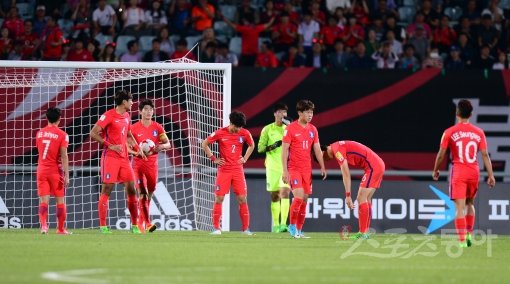 30일 천안종합동장에서 ‘2017 FIFA U-20 월드컵‘ 한국과 포르투갈의 16강 경기가 열렸다. 포르투갈에게 실점을 허용한 한국 대표팀 선수들이 아쉬워하고 있다. 천안 | 김민성 기자 marineboy@donga.com