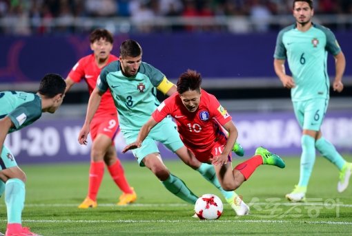 30일 천안종합동장에서 ‘2017 FIFA U-20 월드컵‘ 한국과 포르투갈의 16강 경기가 열렸다. 한국 이승우가 돌파할 때 포르투갈 선수의 반칙을 얻어내고 있다. 천안 | 김민성 기자 marineboy@donga.com