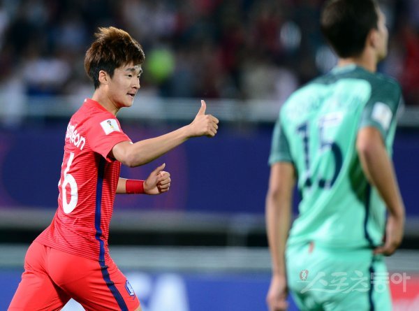 30일 천안종합동장에서 ‘2017 FIFA U-20 월드컵’ 한국과 포르투갈의 16강 경기가 열렸다. 한국 이상헌이 골을 넣은 뒤 환호하고 있다.  

천안 | 김민성 기자 marineboy@donga.com