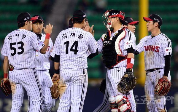 31일 잠실야구장에서 ‘2017 타이어뱅크 KBO 리그‘ 넥센히어로즈와 LG트윈스의 경기가 열렸다. 5-2 승리를 거두며 6연패에서 탈출한 LG 선수들이 하이파이브 하고 있다. 잠실 | 김종원 기자 won@donga.com