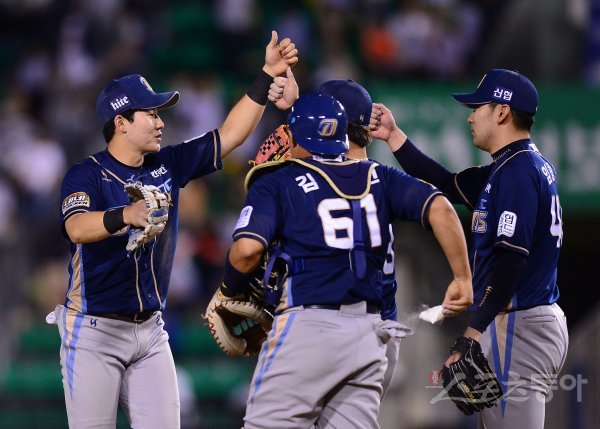 4일 잠실야구장에서 ‘2017 타이어뱅크 KBO 리그’ NC다이노스와 LG트윈스의 경기가 열렸다. 6-5 역전승을 거두며 3연전을 스윕한 NC 선수들이 하이파이브 하고 있다. 잠실 | 김종원기자 won@donga.com