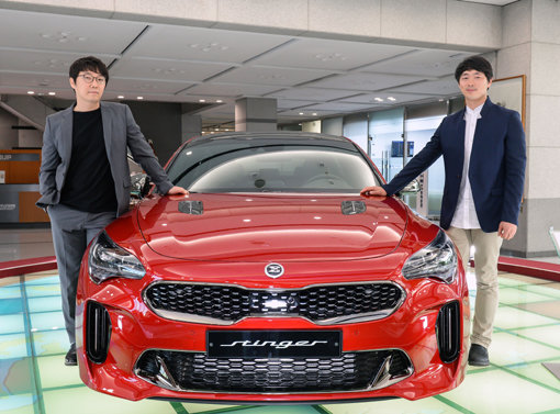 스팅어의 디자인을 완성시킨 기아차 선행디자인팀 안성훈 책임연구원(왼쪽)과 기아내장디자인2팀 김치영 책임연구원이 스팅어와 함께 포즈를 취하고 있다. 사진제공｜현대기아차