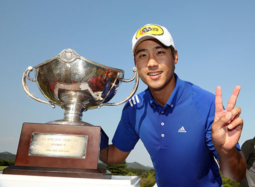 장이근이 4일 천안 우정힐스골프장에서 막을 내린 제60회 한국오픈에서 연장 접전 끝에 우승한 뒤 트로피를 옆에 놓고 승리의 V자를 그리고 있다. 장이근은 우승상금 3억원과 함께 디오픈 출전권도 손에 넣었다. 사진제공 ｜ KPGA