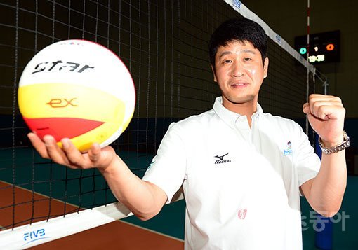 오프시즌 성공적인 전력 보강을 마친 여자배구 도로공사 김종민 감독이 ‘리셋’을 외쳤다. 부임 직후 어려움을 겪었던 지난 시즌의 경험을 교훈삼아 정상 도전에 나섰다. 지난달 31일 경북 김천에 위치한 도로공사 체육관에서 주먹을 불끈 쥔 김 감독. 김천 ｜ 김민성 기자 marineboy@donga.com