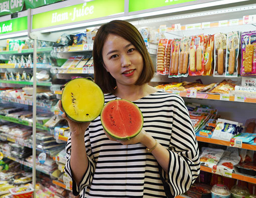 모델이 ‘노란미니수박’과 ‘애플수박’을 소개하고 있다. 사진제공 l 세븐일레븐