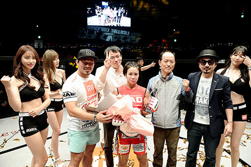 ROAD FC 여성부 아톰급 초대 챔피언에 오른 함서희(가운데 꽃다발 든 선수)가 우승 트로피를 들고 관계자들과 함께 기념 촬영을 하고 있다. 사진제공 l ROAD FC