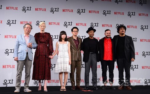 영화 ‘옥자’의 배우들과 봉준호 감독이 14일 서울 종로구 포시즌스 호텔 서울에서 기자회견을 열고 온라인·극장 동시 공개 논란을 비롯해 영화에 대한 많은 이야기를 들려줬다. 왼쪽부터 변희봉, 틸다 스윈튼, 안서현, 스티브 연, 지안 카를로 에스포지토, 다니엘 헨셜, 봉준호 감독. 김진환 기자 kwangshin00@donga.com