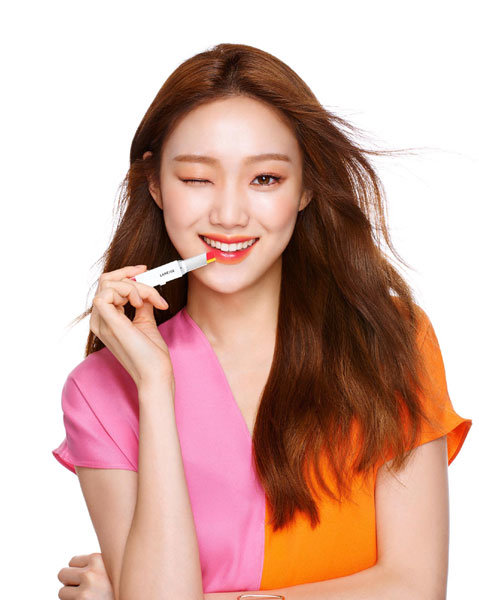 ‘가용비와 가성비’가 경기 불황 속 합리적 소비를 지향하는 뷰티 소비트렌드로 주목받고 있다. 아모레퍼시픽 ‘라네즈’ 모델 이성경이 ‘반반 화장품’의 대표주자 ‘투톤립바’를 소개하고 있다. 사진제공 l 아모레퍼시픽