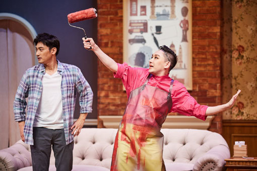 두 명의 와이프를 오가며 몰래 두 집 살림을 하다 들통 날 위기에 몰린 존 스미스(왼쪽·원기준 분)와 4차원 세계의 인간 같은 황당한 캐릭터 바비 프랭클린(김호영 분). 사진제공 ㅣ 파파프로덕션