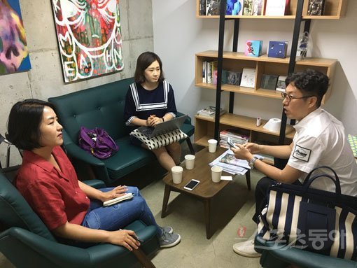 김영철이 쉴 새 없이 풀어놓는 이야기에 이정연·이해리 기자는 빠져들었다. 스포츠동아DB