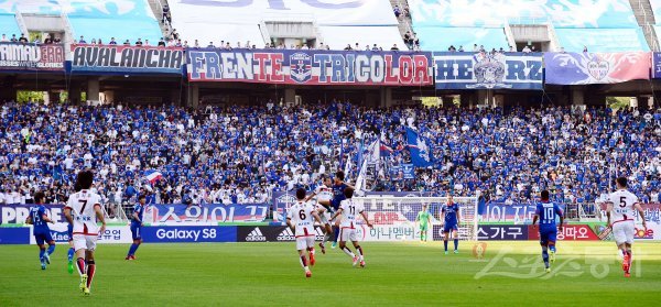 K리그 최고의 ‘흥행보증수표’는 예나 지금이나 슈퍼매치다. 최근 한국축구에는 온통 우울한 소식뿐이지만, 수원삼성과 FC서울이 격돌한 18일 수원월드컵경기장은 90분 내내 후끈한 함성으로 가득했다. 수원 | 김민성 기자 marineboy@donga.com