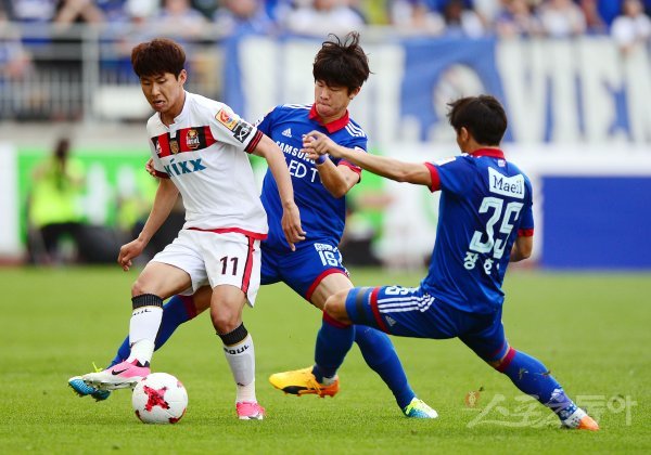 18일 수원 월드컵경기장에서 열린 ‘KEB하나은행 K리그 클래식 2017’ 수원 삼성와 FC 서울의의 경기에서 서울 윤일록이 수원 수비수 사이로 돌파하고 있다. 수원 | 김민성 기자 marineboy@donga.com