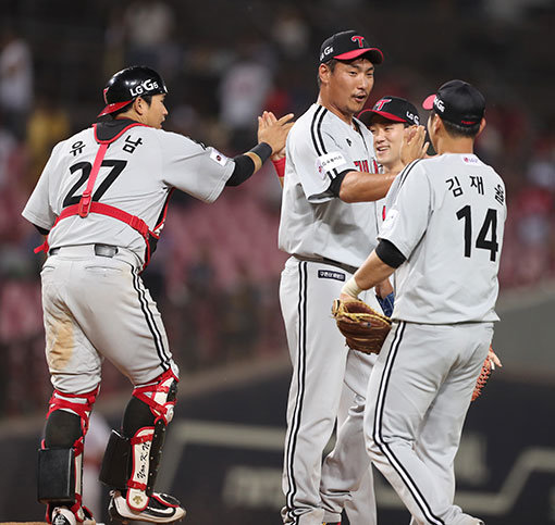 18일 오후 광주-기아챔피언스필드에서 열려 ‘2017 프로야구’ KIA 타이거즈와 LG 트윈스 경기 LG가 만루포를 친 유강남과 역전 인사이드 더 파크홈런의 주인공 손주인의 활약에 힘입어 KIA에 18대 6대 대역전승을 거뒀다. 경기종료 후 LG 선수들이 승리의 기쁨을 나누고 있다. 사진제공|스포츠코리아