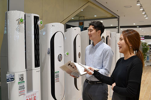 유통업계의 여름 관련 상품 할인 판매가 한창이다. 고객이 전자랜드 매장에서 여름 대표 가전인 에어컨을 살펴보고 있다. 사진제공 l 전자랜드